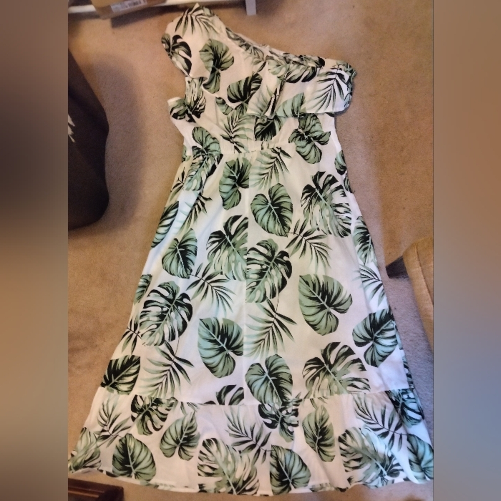 Cupshe White Maxi Dress with Green Tropical Leaf Print and Ruffle One-Shoulder